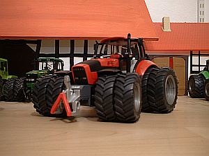 Deutz Agrotron 210 in Rot mit Zwillingsreifen