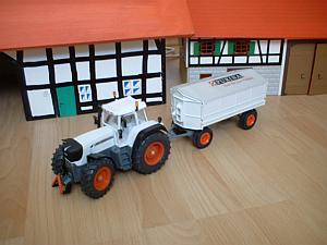 Fendt TMS in wei mit Welgeranhnger und Beschriftung