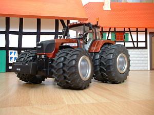 Fendt TMS in Rot mit Zwillingsreifen und hohlen Felgen